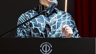 倪可敏呼吁华团与商界正视华裔人口比例持续下降的问题，并打趣呼吁年轻一代“好好做人”，鼓励生儿育女、延续香火。