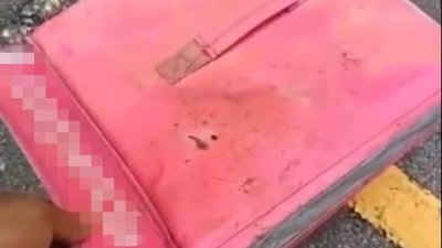弃婴被发现装在一个送餐包里。（图截取自网络）