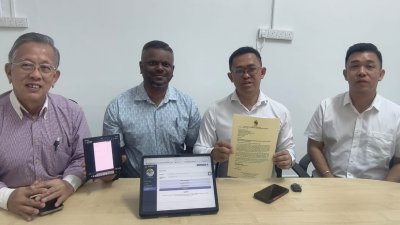 周世扬（左起）、阿鲁古玛及何永铧促请州政府改善系统，清楚列明援助金发放地点。右为何永铧特别助理伍子健。