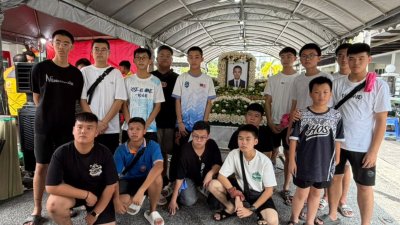 一群好友与死者许志康最后的合照。