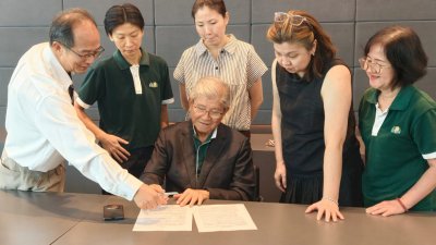 许廷忠（坐者）与众基金会及汇华成员讨论新一年的援助计划。