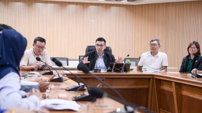 方美铼（左2）主持《2026年私人住宿附属法令》修订内容公布记者会，左起为黄顺祥、郑来兴及陈淑湘。（珍珠快讯）