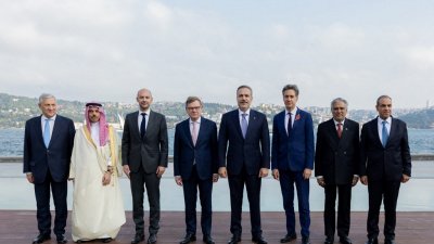 来自欧洲和中东8个国家的外交部长在土耳其伊斯坦布尔举行会议，多国外交高层合影留念。（图取自土耳其外交部 / 法新社）