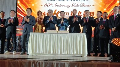 北霹雳中华总商会举办庆祝成立60周年、青商团成立19周年暨女商团成立13周年联欢晚宴，并进行切周年庆蛋糕仪式。左3起王星元、郑国霖、杜宝强、黄家和、吴逸平、林胜利及林克坚。
