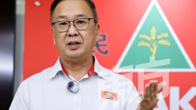 刘华才表示，国盟将于明晚8时30分召开紧急会议，讨论国盟资格面对的法律问题等课题。