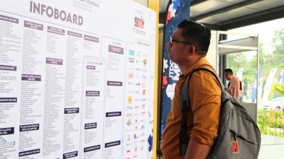 求职者查看各大公司企业的职缺看板。图：柔佛人才发展理事会面子书