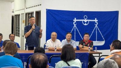 杨焕源（站者）早前在马华爱极乐行动室的开幕仪式上致词。（照片取自面子书）