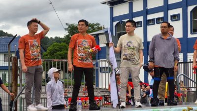郑国霖（左二）出席第三届太平古迹骑行活动，左三为教育部副部长兼太平国会议员黄家和。（图取自郑国霖面子书）
