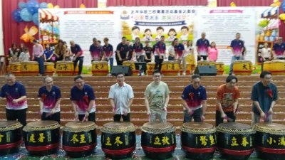 众嘉宾齐擂二十四节令鼓，鼓声震天为华联三校60年首办义卖会掀开序幕。左4起郑国霖、黄家和、黄清清及王星元。