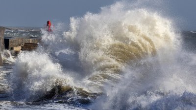 上周五（23日），风暴“奥斯汀”袭击法国沿海地区，巨浪拍打法国西部普洛巴纳莱克－莱斯科尼勒的防波堤。（图取自法新社）
