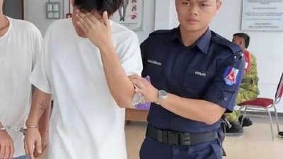 被告林汉英（译音）周一被押往峇株巴辖推事庭面控。（图取自《每日新闻》）