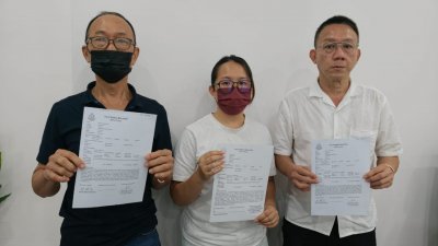 邱瑞远（左起）和谢胜美在林道祥的陪同下召开记者会。