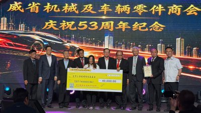 光育小学校长李委庭（左5）接领4万令吉模拟支票后，与黄绳福（右4起）、林冠英及嘉宾合影。（彭亨机械及车辆零件商会面子书）