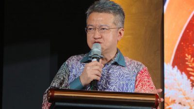 财政部副部长刘镇东。