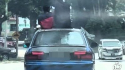 两名男子危坐行驶中的轿车车顶，警方已向涉事司机开出罚单。