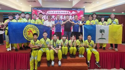 槟城精形体育会派出2支队伍参与《2026年第13届马来西亚全国龙狮锦标赛》传统南狮项目，后排左7起为关启贤、罗顺祥、王展造、拿督方万春、郭少雄与众舞狮健儿。