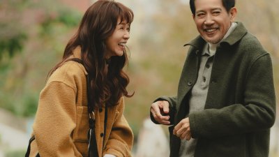 谢盈萱（左）、秦汉在《忘了我记得》饰演父女。