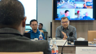 鲁迪安托（右）出席“2026年依斯干达特区首席执行员圆桌会议”，与出席代表进行交流。（图由IRDA提供）
