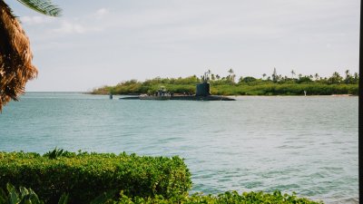 美国海军官方网站周一发布美国、英国和澳洲国防部长的联合声明，宣布核动力攻击潜艇“科罗拉多”号将进驻澳洲西部基地，并附上“科罗拉多”号9月23日抵达夏威夷珍珠港-希卡姆联合基地的照片。（图取自美国海军官方网站）

