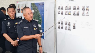 莫哈末阿尔威向媒体说明，警方突击怡保巴占一间厂房，逮捕25名涉嫌从事假投资诈骗活动的中国籍男女。