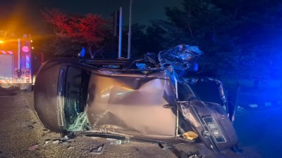 两名记者前往峇眼拿督采访途中遭遇车祸，所乘轿车遭罗里撞击后翻覆。（档案照）