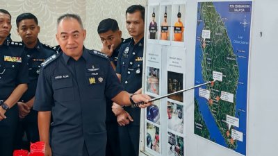 莫哈末阿尔威向媒体说明警方侦破跨州纵火及泼漆案的调查成果，并逮捕3名19岁男子助查。