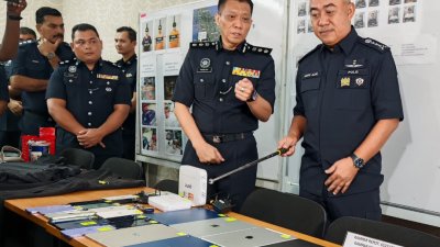 警方突击怡保狮尾新村一间双层住家，捣破一个以日本公民为目标的电话诈骗据点，并起获手机、iPad及路由器等物品。右起是莫哈末阿尔威及霹雳州商业罪案调查局主任利祖安。
