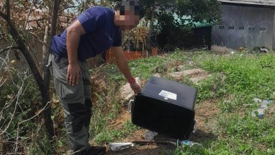 警方发现一把疑似为干案凶器的斧头。（图取自《大都会日报》）