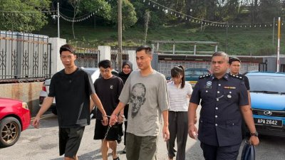 5名被告于周一被押送至新山推事庭面控。