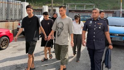5名被告于周一被押送至新山推事庭面控。