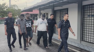 3名嫌犯在警方押送下抵达法庭申请延扣。