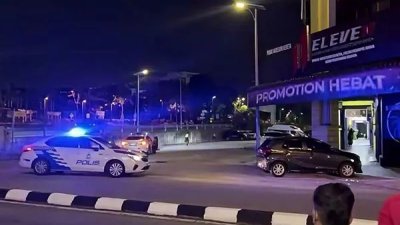 一名警员反应迅速，下车追缉相关人士。（图取自社交媒体）