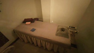 按摩院被指用Telegram宣传服务。 （取自Telegram）按摩院内的隔间灯光昏暗。