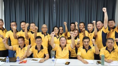 侯文正 (前左3起) 及侯福率领全体庆委会理事，欢迎各地宗亲参与晚宴。