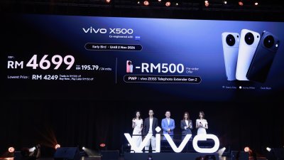 vivo X500系列搭载先进蔡司长焦影像系统，并升级演唱会视频拍摄功能，进一步朝vivo“拍照第一，视频唯一”的目标迈进。何伽愉（左2起）、徐苗及Tracy Hsiao一同公布新品售价。

