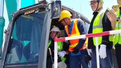 交通部部长陆兆福为林梦陆路交通局新大楼建筑工程主持动土仪式。