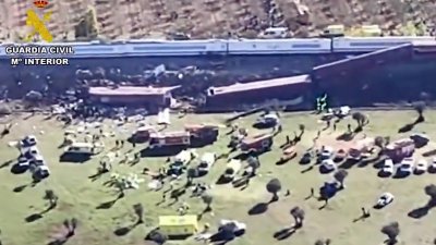 西班牙国民警卫队于周三发布的视频截图显示，两辆列车在首都马德里以南约150公里处的托莱多相撞的空拍场景。（图取自西班牙国民警卫队/法新社）