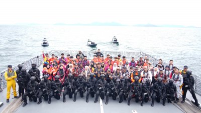 邦咯国民中学学生及随队教师登上“KD Teguh Samudera”舰艇，体验海军航海生活，并与皇家海军官兵合影留念。（图由大马武装部队提供）