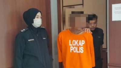 嫌犯周三被带上边佳兰推事庭，获批准延扣7天助查。