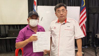 李文彬（右）劝告网赌老板停止恐吓行为，并以理性、和平的方式解决此纠纷。左为B先生。