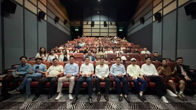 宗乡青举办电影交流会与青年合影留念，左起为庄耿祝、陈沛兴、赵以涛、杨文豪、颜昇誉、柯佳任、拿督沙孙纬、马逸龙、林羿杉、敢敢哥及杨沄琏。