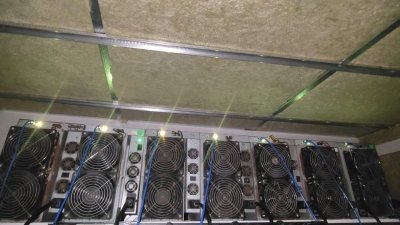 下霹雳警方在两处疑似非法挖掘比特币的场所，起获18台相信是用于挖矿的机器。（图由警方提供）