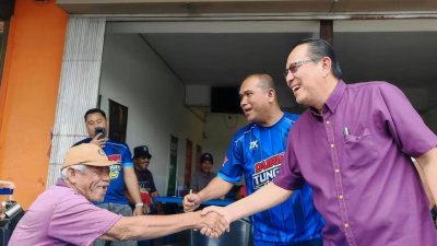 扎哈里（左起）向选民介绍慕斯达法慕沙。（照片取自面子书）
