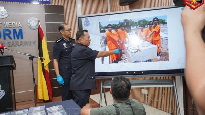 砂代理警察总长赛夫里赞副总监向媒体讲述警方押送涉嫌破墓案的9名男子到案调查。