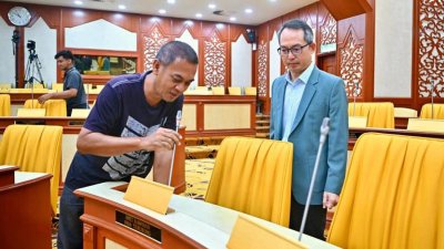 刘子健亲自巡视议会大厦，以了解各项准备工作的进展。