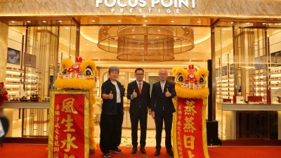 Focus Point Prestige为全马首家顶级奢华眼镜旗舰店，左2起为李彩珍、廖俊亮和赖君杰。图：焦点眼镜提供