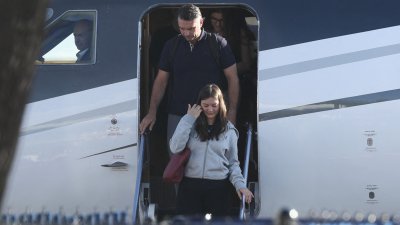 落败的巴西总统候选人弗拉维奥周三抵达美国佛罗里达州迈阿密的奥帕洛卡机场，与妻女一同走下飞机。（图取自法新社）