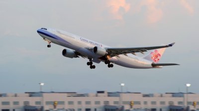 一架中华航空飞机从台湾桃园机场起飞。（图取自法新社）