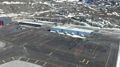 格陵兰岛第3大城镇伊卢利萨特的新国际机场空拍图。（图取自格陵兰机场网站）