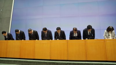 香港政府周四举行记者会，公布宏福苑独立委员会的调查报告。特首李家超（右4）在记者会上率官员鞠躬道歉。（图取自香港中通社）